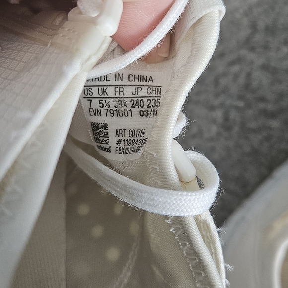 ADIDAS TERREX CONTINENAL ATHLETIC SHOES CONFETTI SOLE White size 7 flaw - Picture 6 of 7